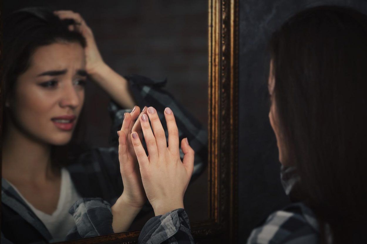 Почему нельзя смотреть в зеркало, когда плачешь?