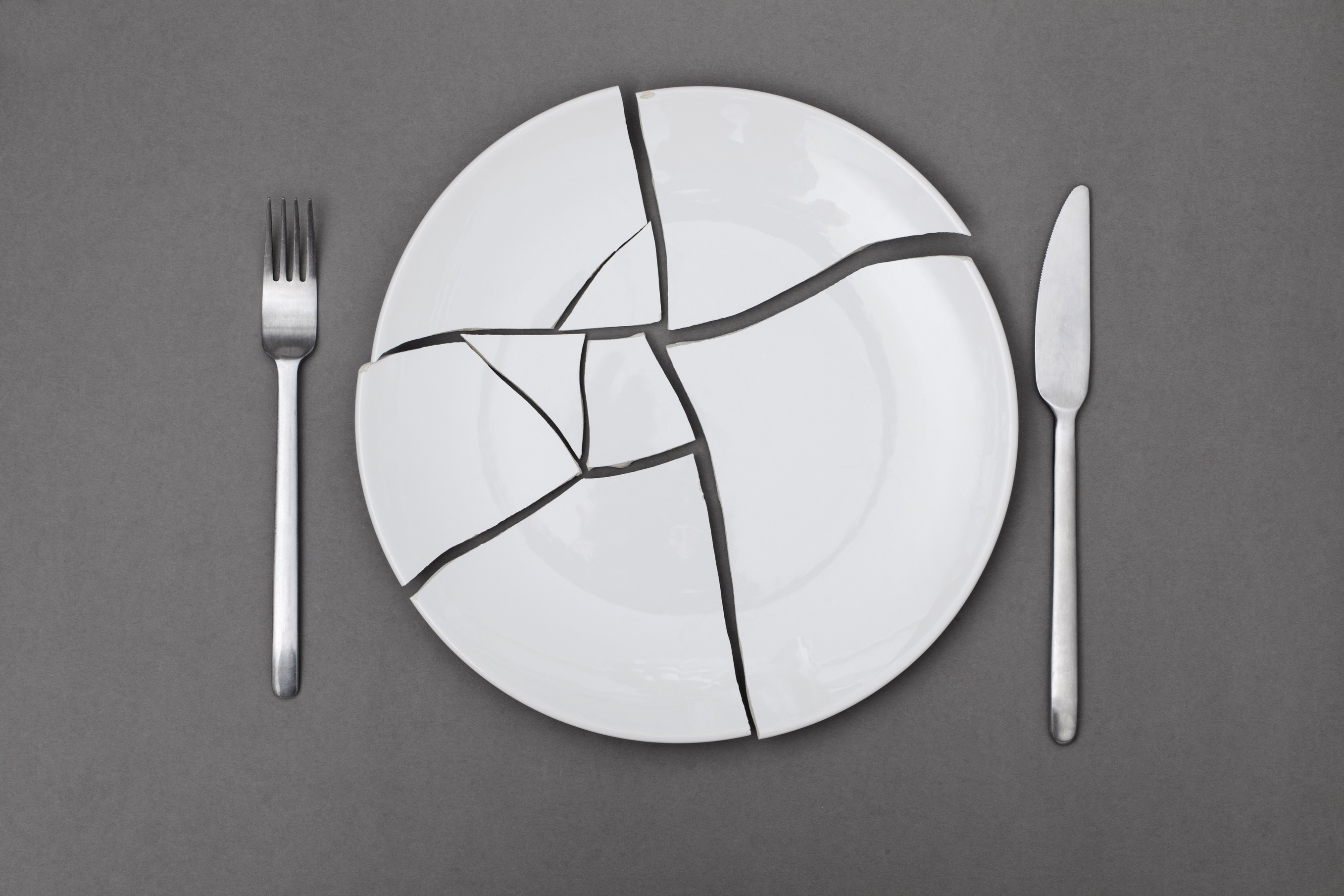 Что говорит народная примета, если разбить тарелку?