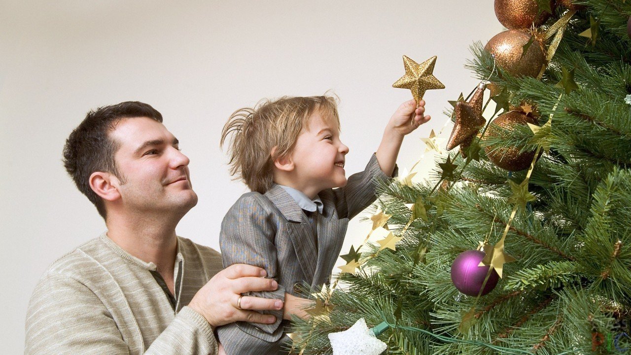 Психологи рассказали, почему следует отложить украшение елки до 31 декабря