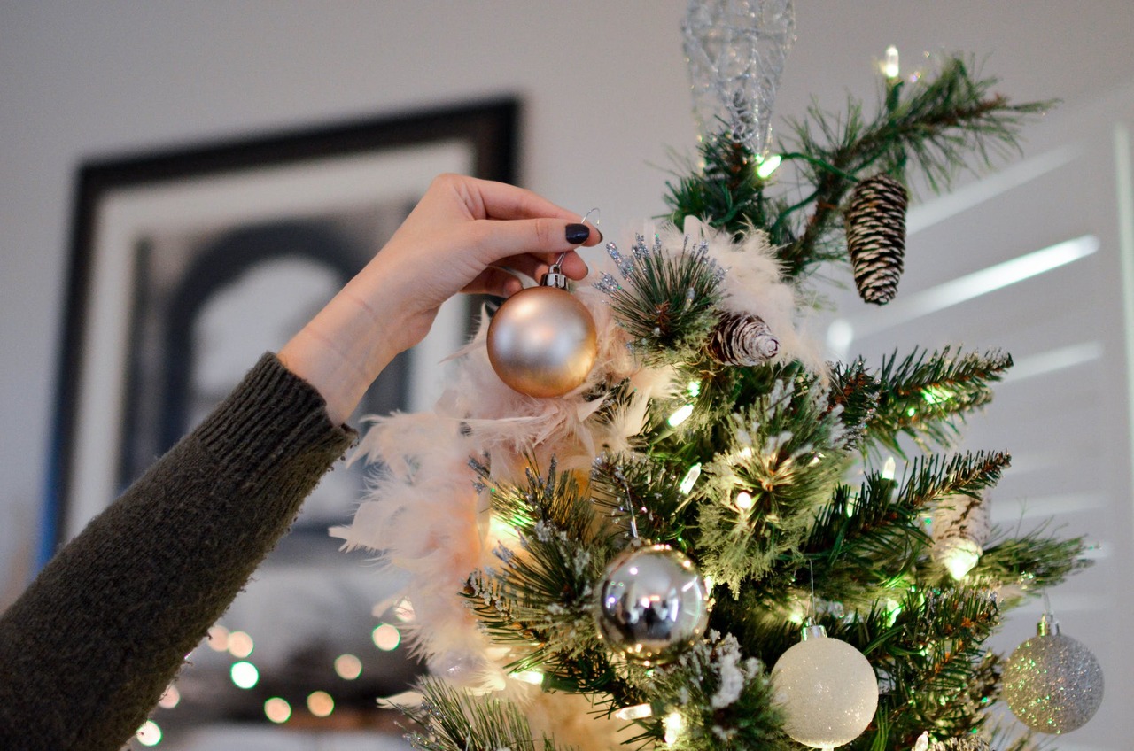Психологи рассказали, почему следует отложить украшение елки до 31 декабря
