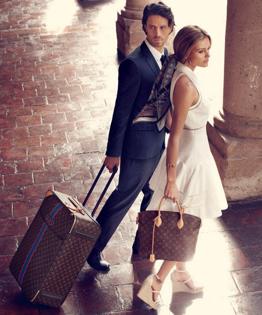 Слушать эту сумку муж. Стильная пара. Мужчина и женщина с сумками. Фотосессия сумок. Стильные мужчина и женщина.